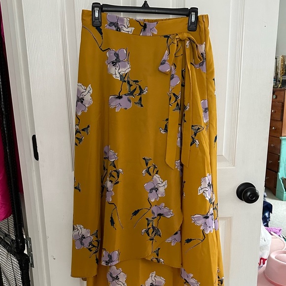 Le Lis Golda Faux Wrap Midi Skirt high-low - Picture 2 of 5